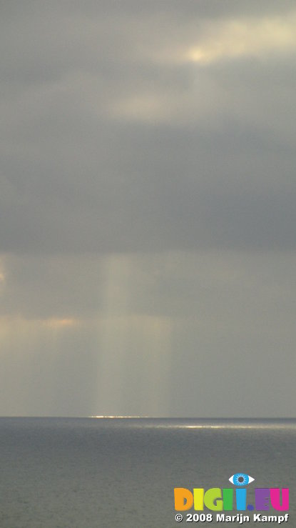 SX00550 Sunrays through clouds on sea